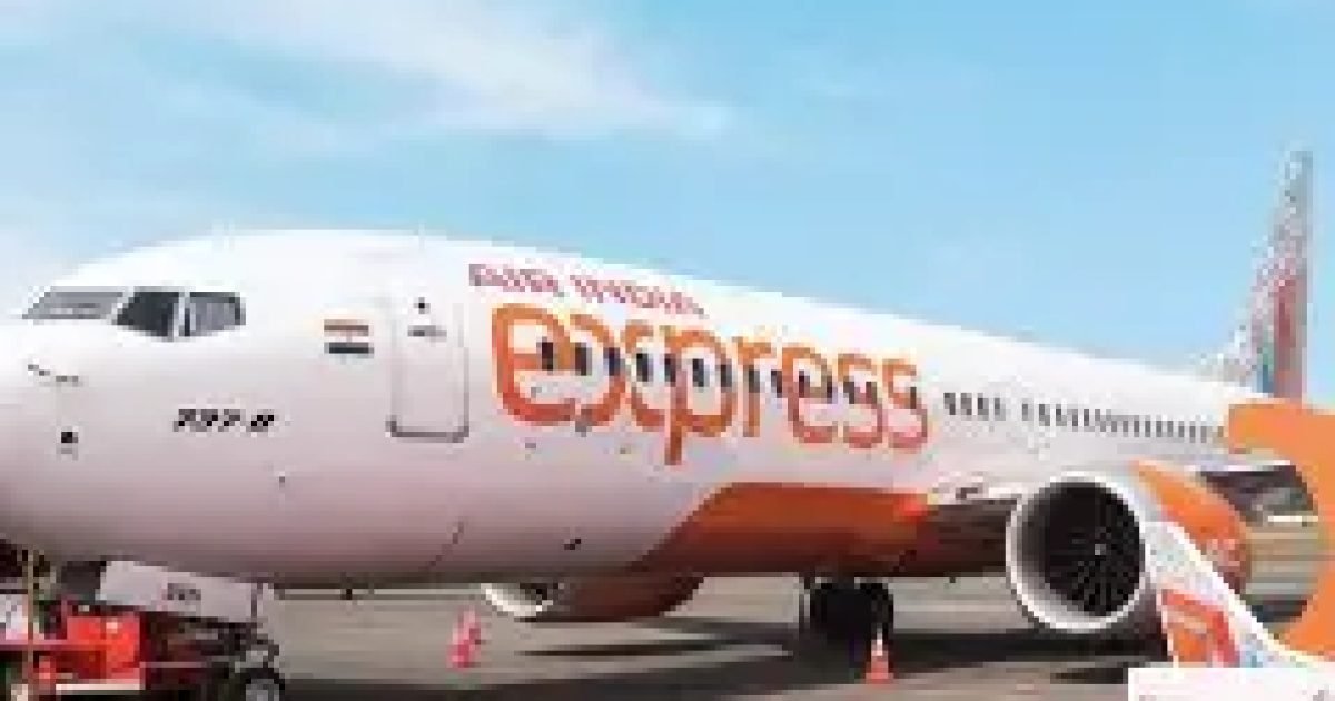 एयर इंडिया एक्सप्रेस की उड़ान में यात्रियों को अंदर खड़े देखकर एयरलाइन की सुरक्षा व्यवस्था और यात्रियों के अनुशासन पर सवाल उठ रहे हैं।