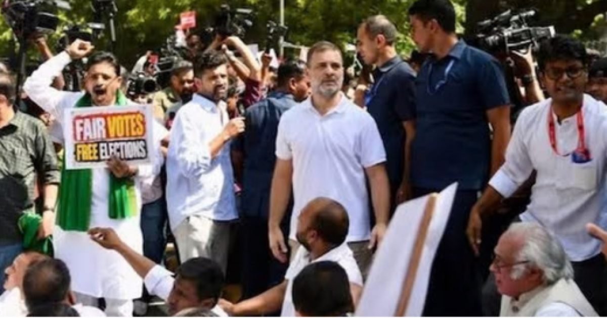 INDIA Bloc Protest: SIR के खिलाफ विपक्ष का मार्च, पुलिस ने रोका तो धरने पर बैठे राहुल-प्रियंका