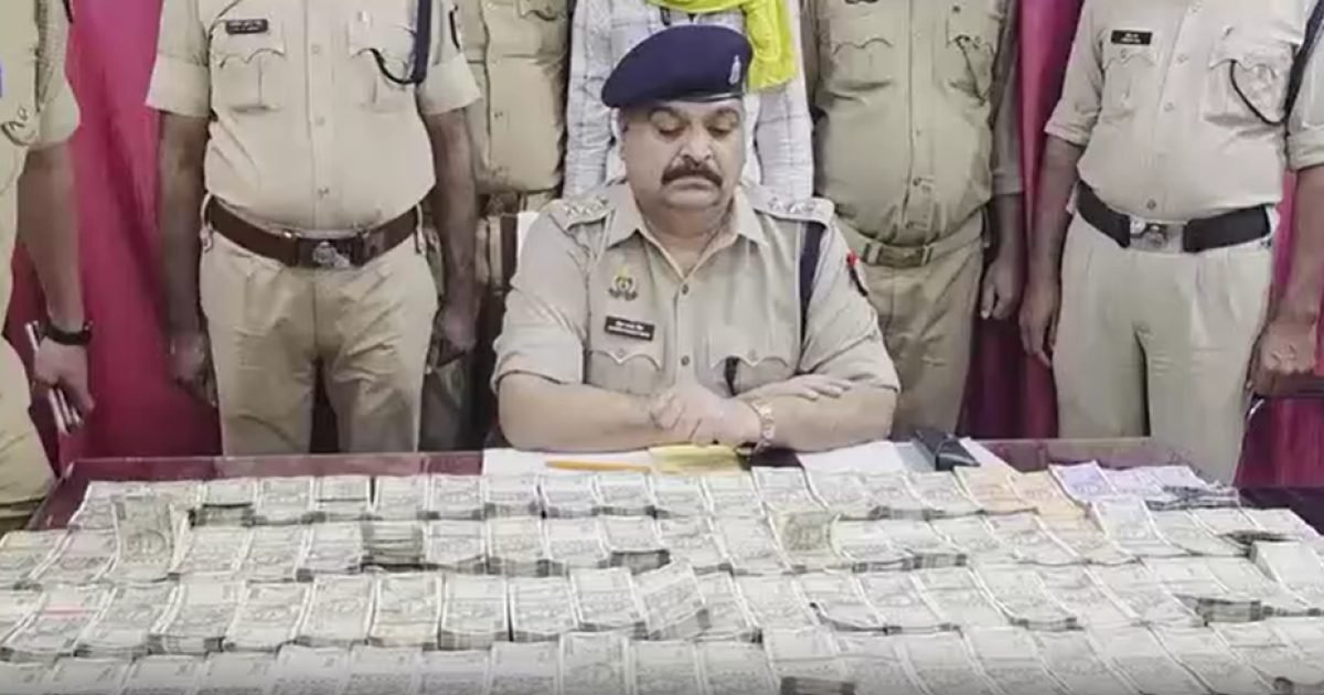 ट्रेन में बैठे युवक के बैग की तलाशी ली तो उड़ गए पुलिस के होश! 43 लाख रुपये बरामद